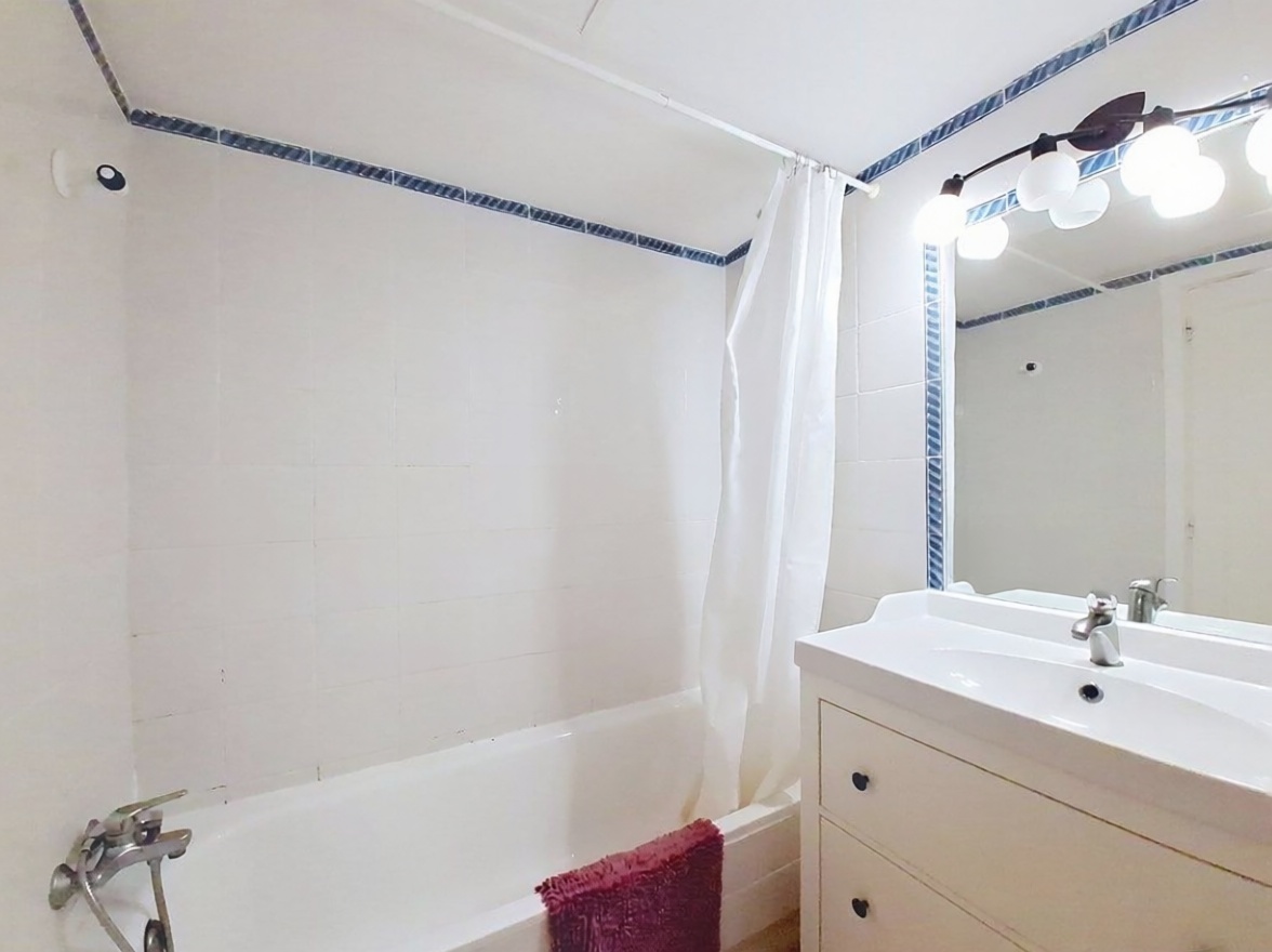Beachfront flat in Santa Eulalia del Río — Bathroom