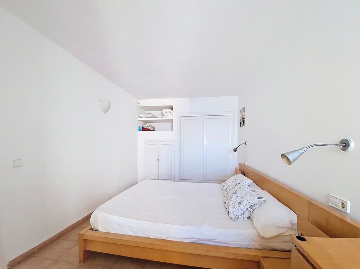 Beachfront flat in Santa Eulalia del Río — Bedroom