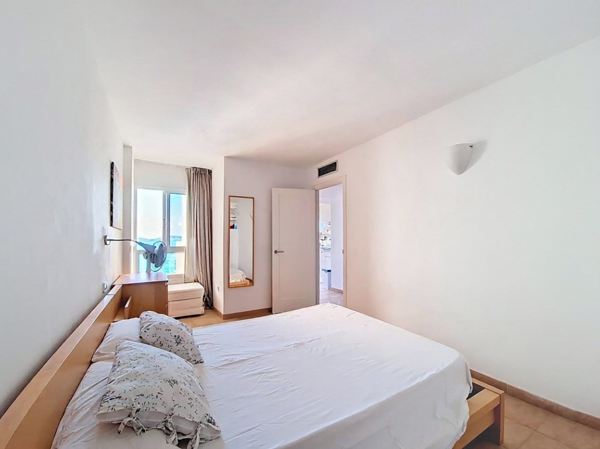 Beachfront flat in Santa Eulalia del Río — Bedroom