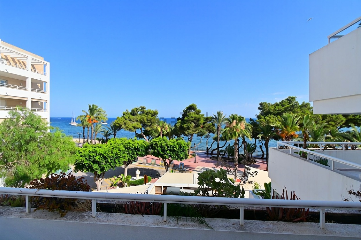 Wohnung in erste Strandlinie in Santa Eulalia del Río