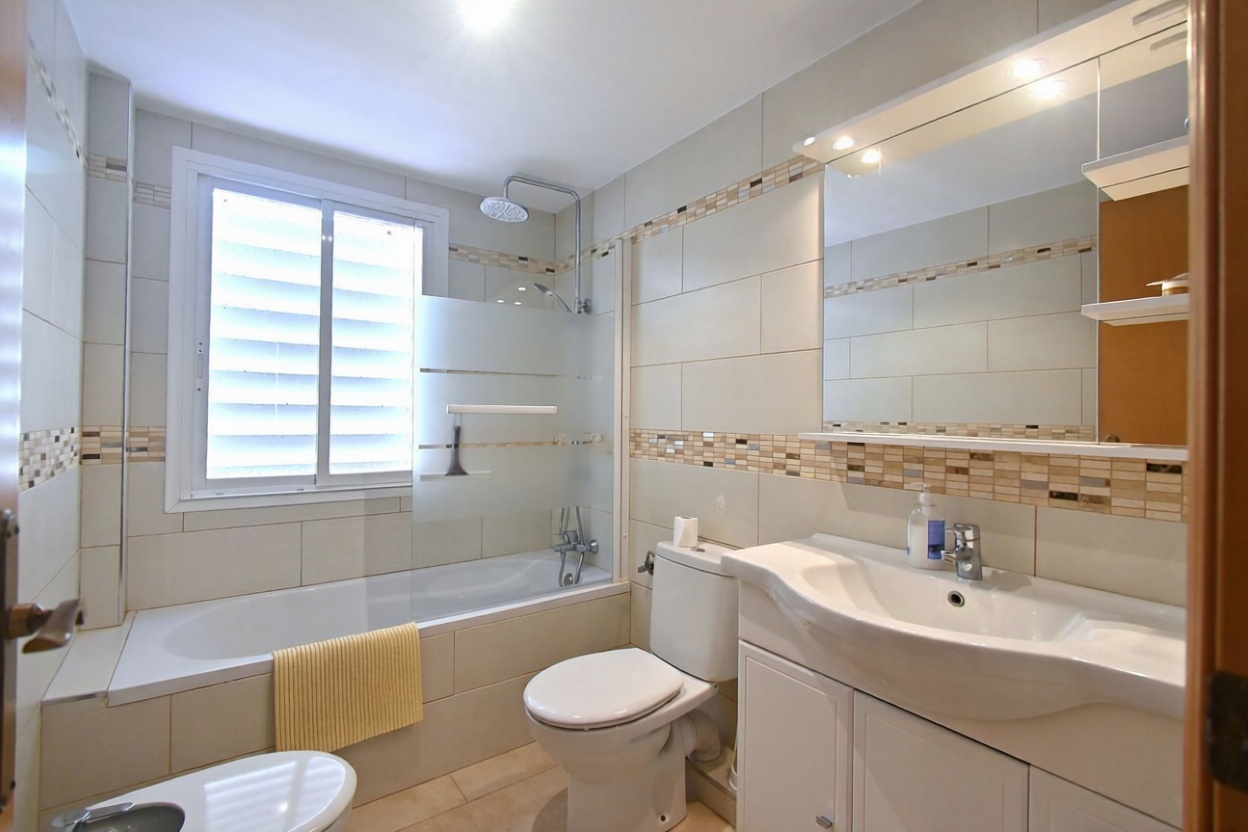 Wohnung in erste Strandlinie in Santa Eulalia del Río — Bad
