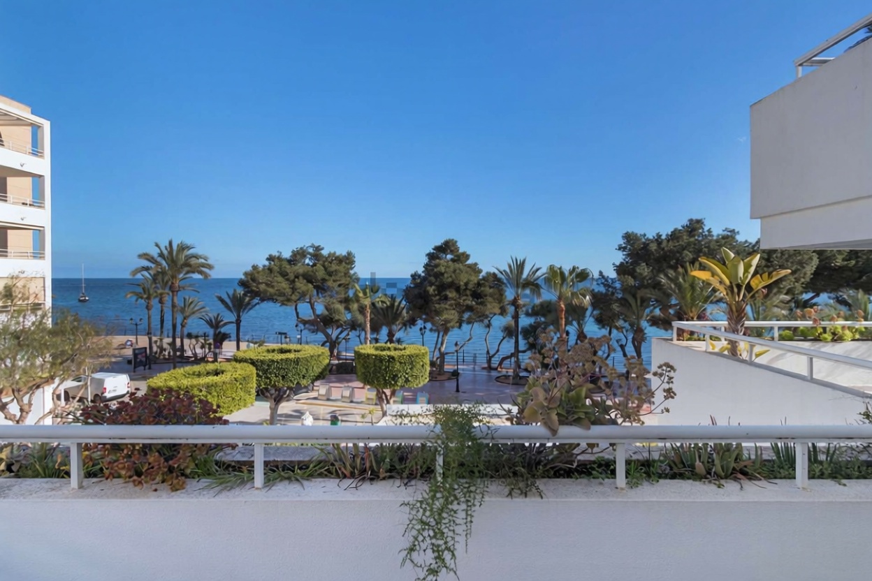 Wohnung in erste Strandlinie in Santa Eulalia del Río — Meerterrasse