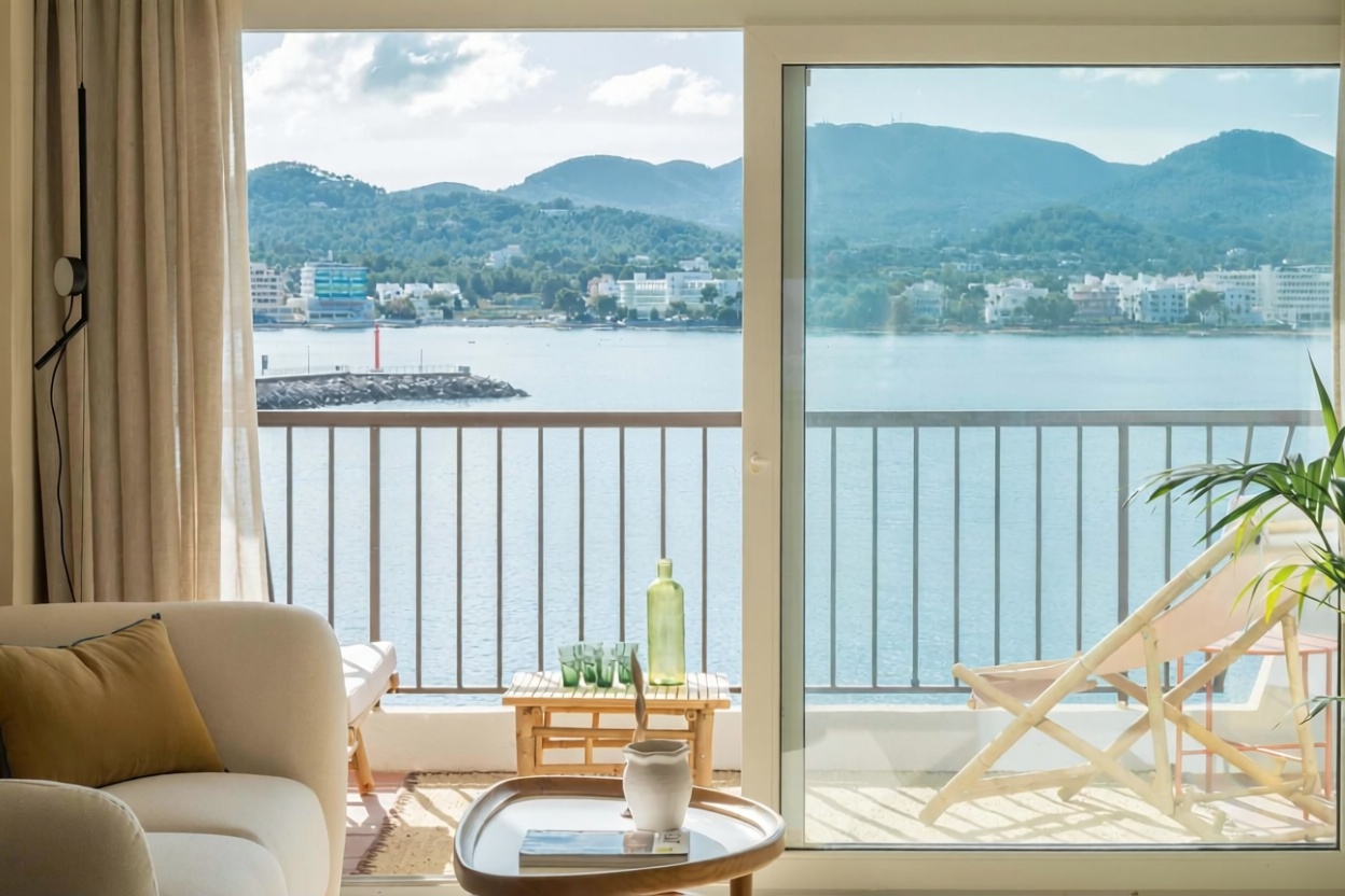 Beachfront flat in Sant Antoni de Portmany