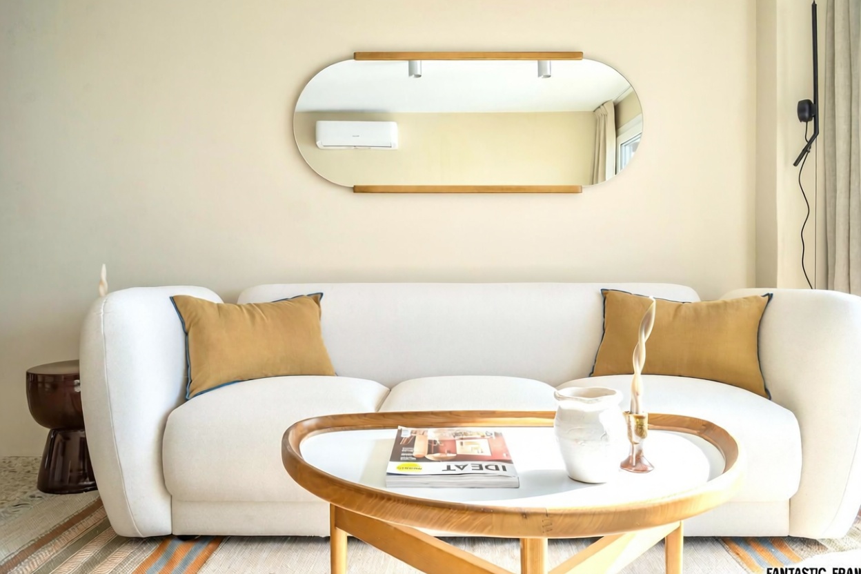 Beachfront flat in Sant Antoni de Portmany — Living room