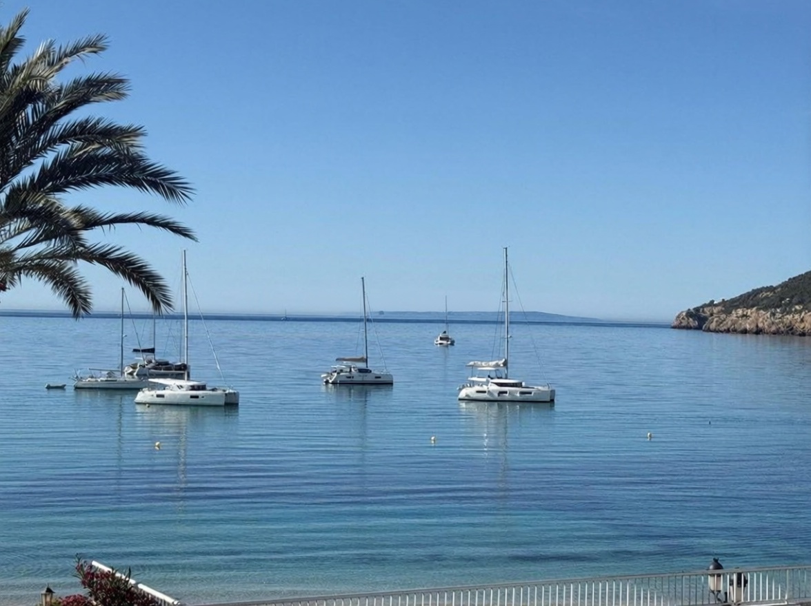 Beachfront flat in Santa Eulalia del Río — Sea view