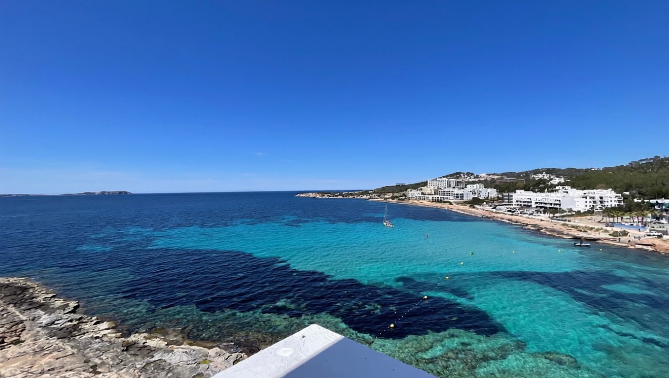 Beachfront flat in Sant Antoni de Portmany — Sea view
