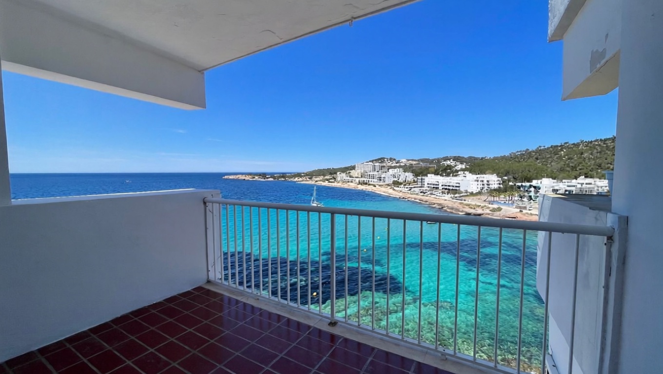 Beachfront flat in Sant Antoni de Portmany