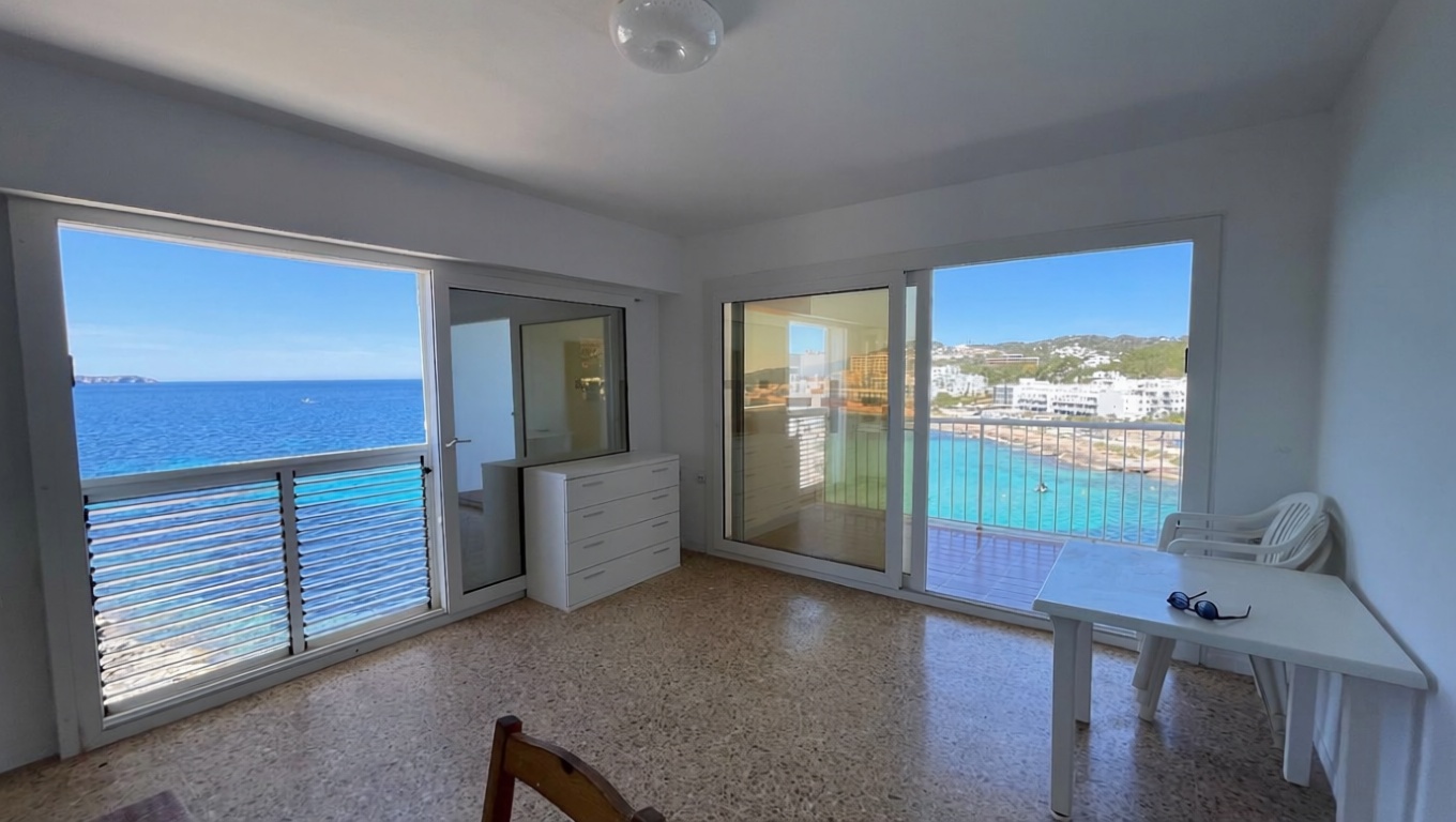 Beachfront flat in Sant Antoni de Portmany — Living room