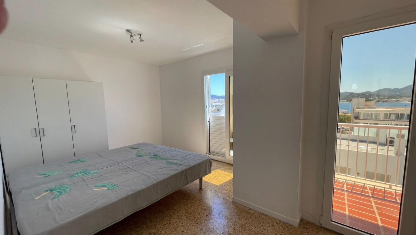Beachfront flat in Sant Antoni de Portmany — Bedroom