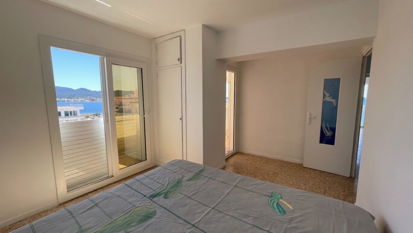 Beachfront flat in Sant Antoni de Portmany — Bedroom