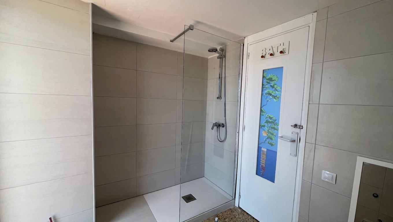 Beachfront flat in Sant Antoni de Portmany — Bathroom