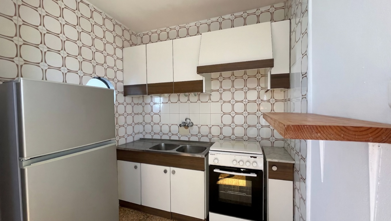 Beachfront flat in Sant Antoni de Portmany — Kitchen