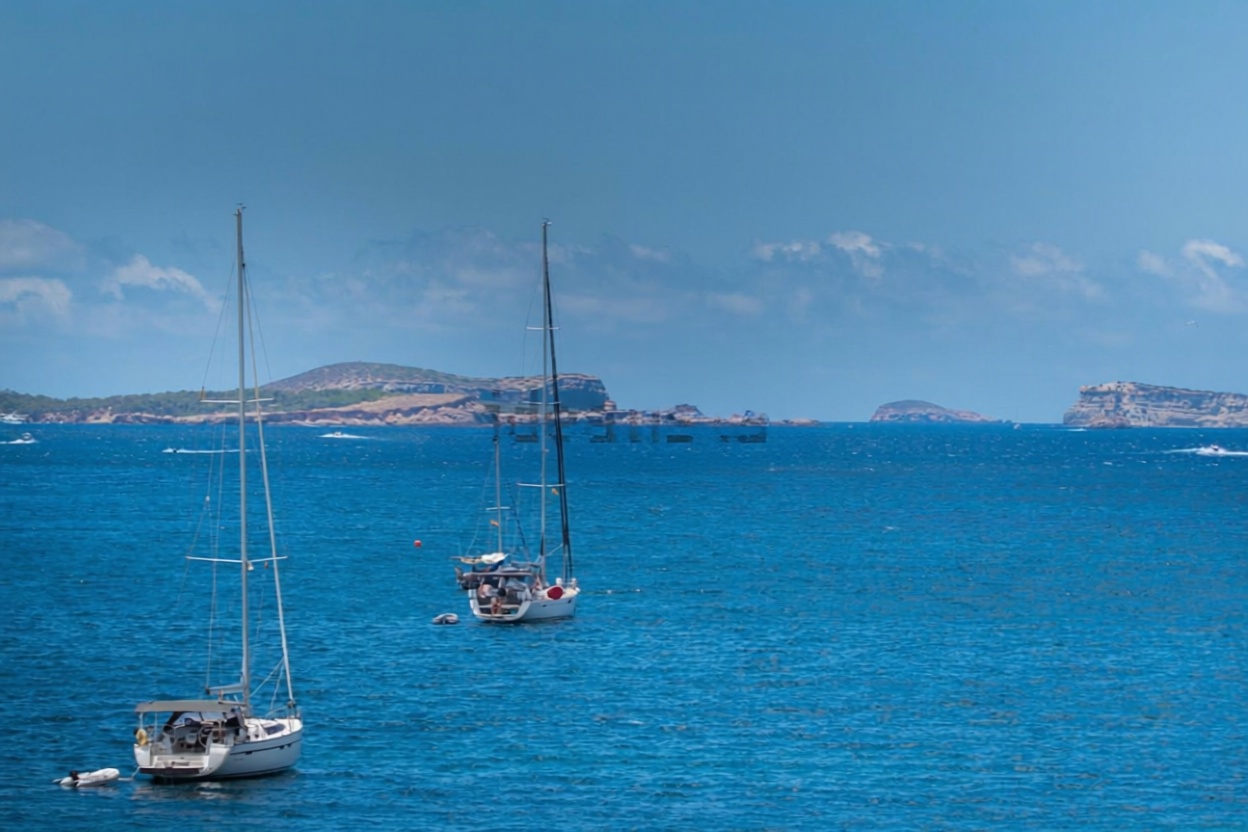 Beachfront flat in Sant Antoni de Portmany — Sea view