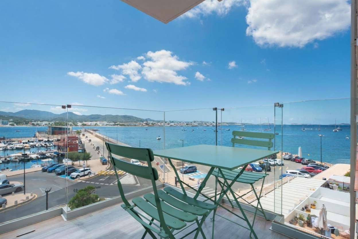 Beachfront flat in Sant Antoni de Portmany