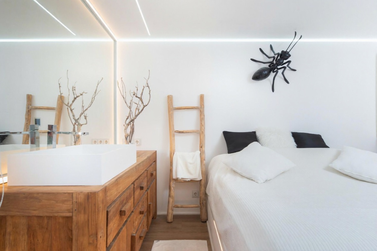 Beachfront flat in Sant Antoni de Portmany — Bedroom