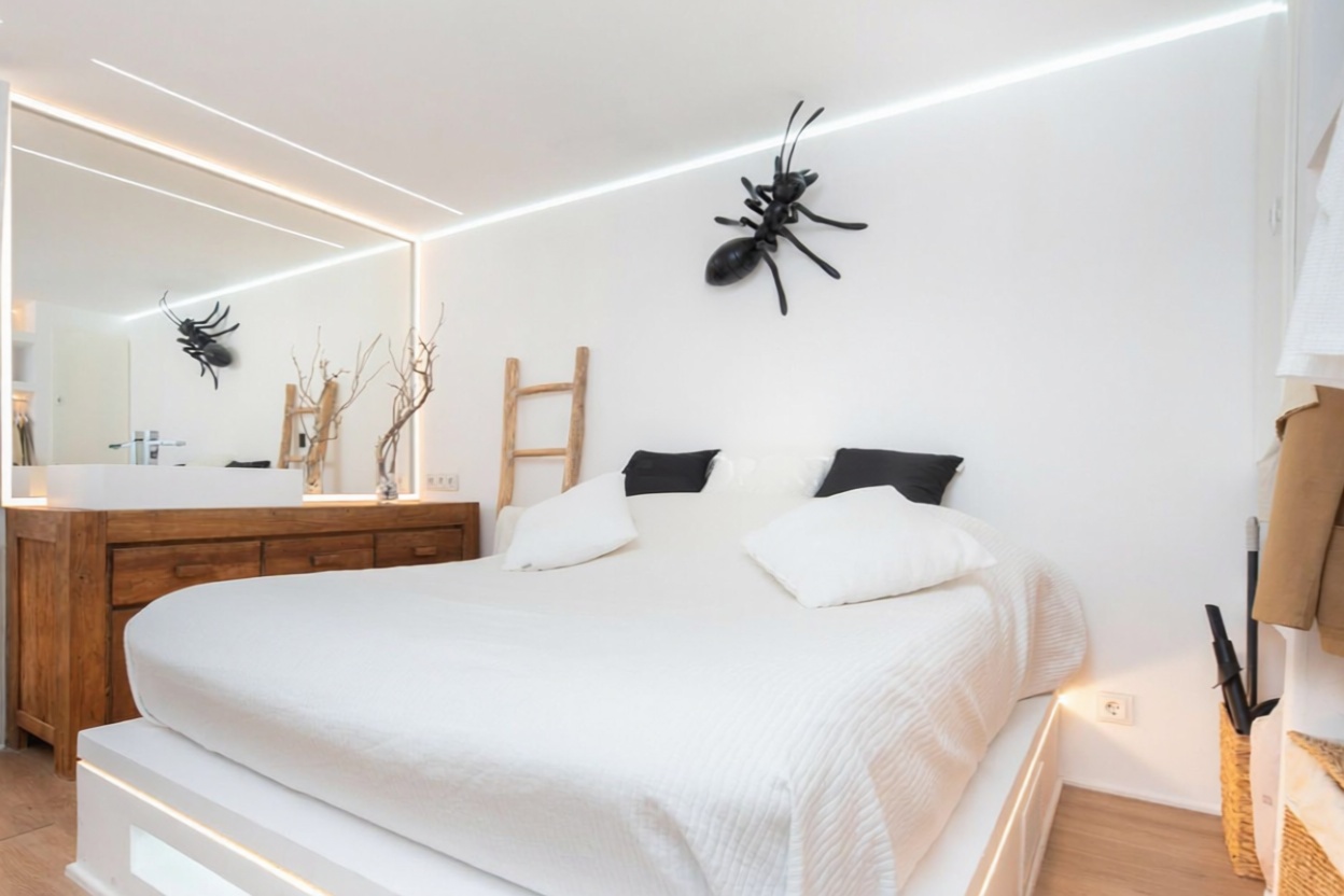 Beachfront flat in Sant Antoni de Portmany — Bedroom