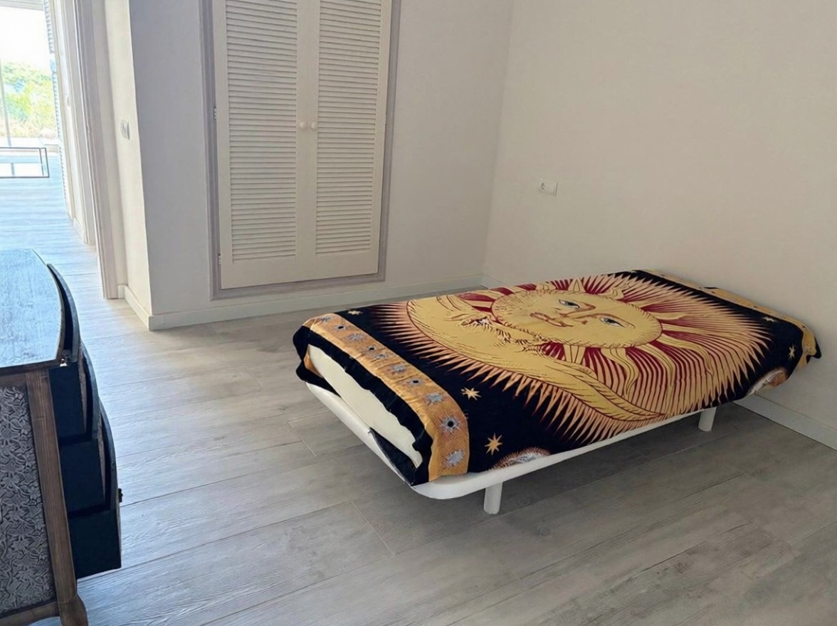 Apartamento em primeira linha de praia em Santa Eulalia del Río — Quarto