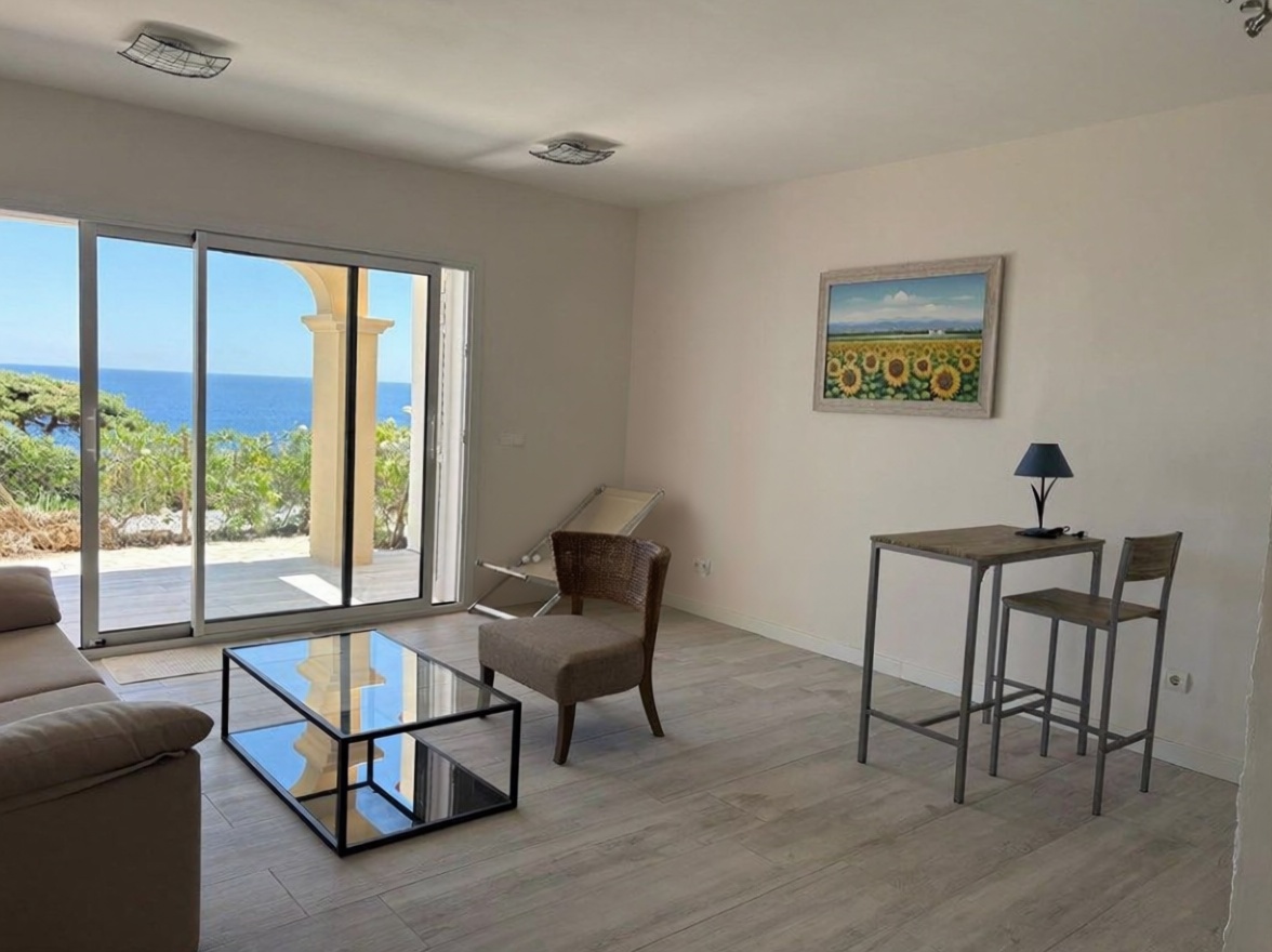 Apartamento em primeira linha de praia em Santa Eulalia del Río — Sala