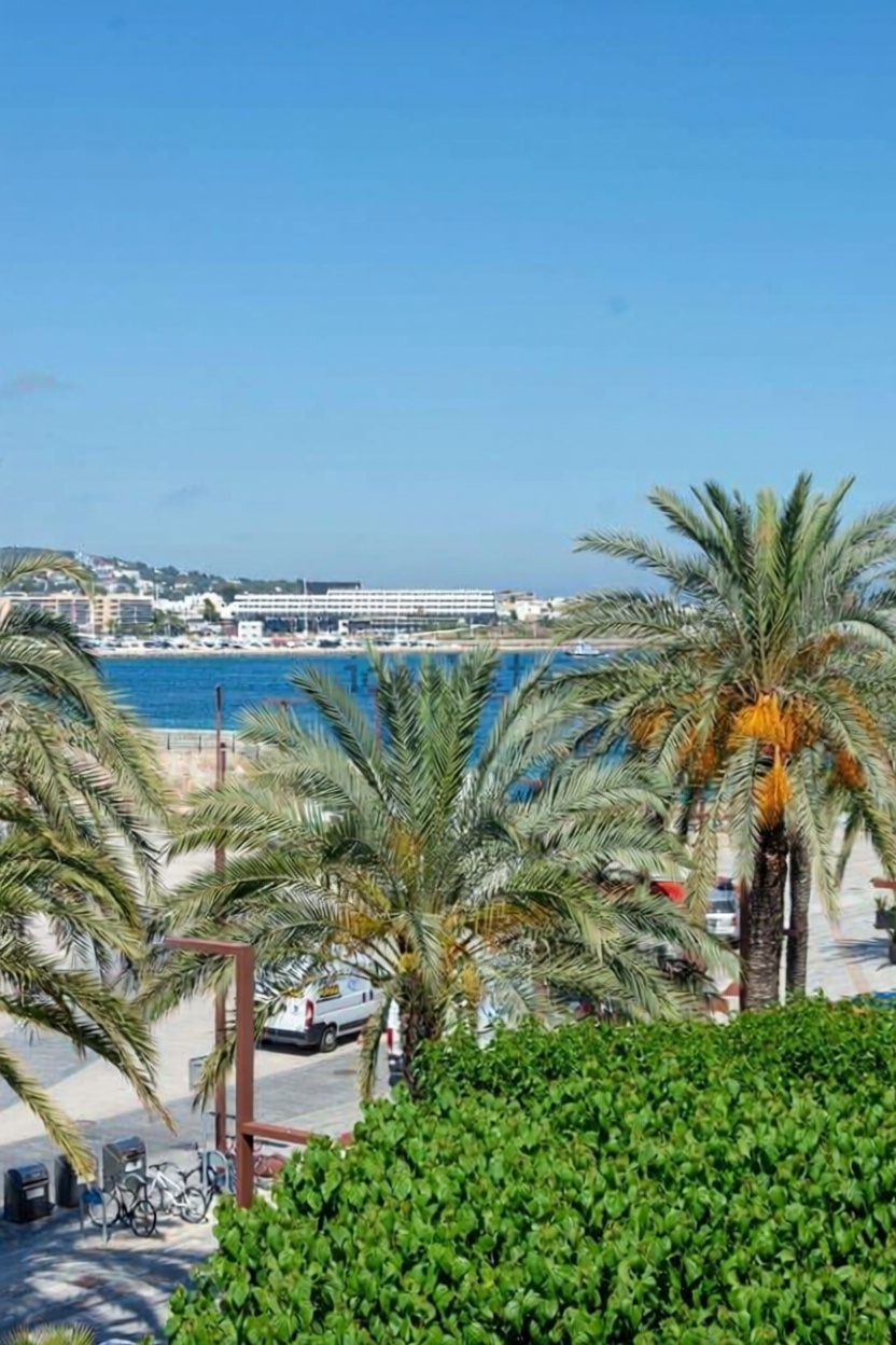 Beachfront flat in Eivissa
