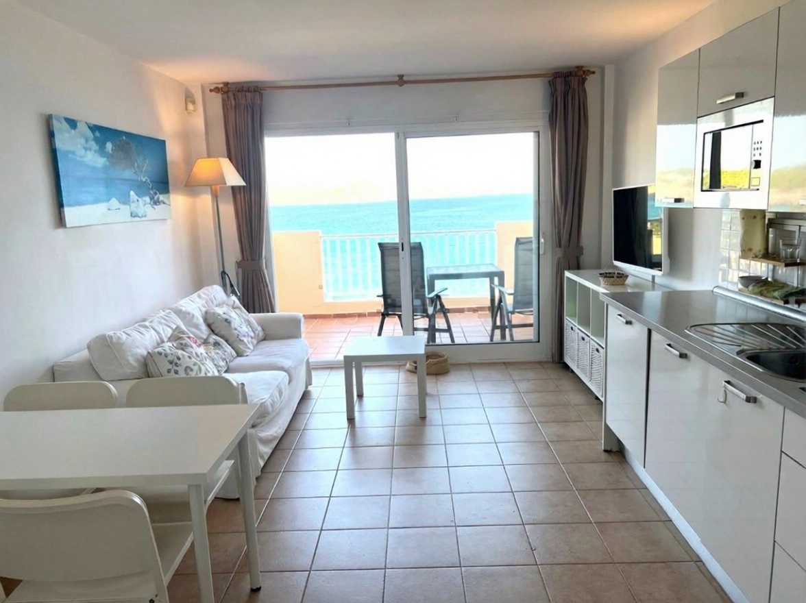 Seafront attic in Santa Eulalia del Río — Living room
