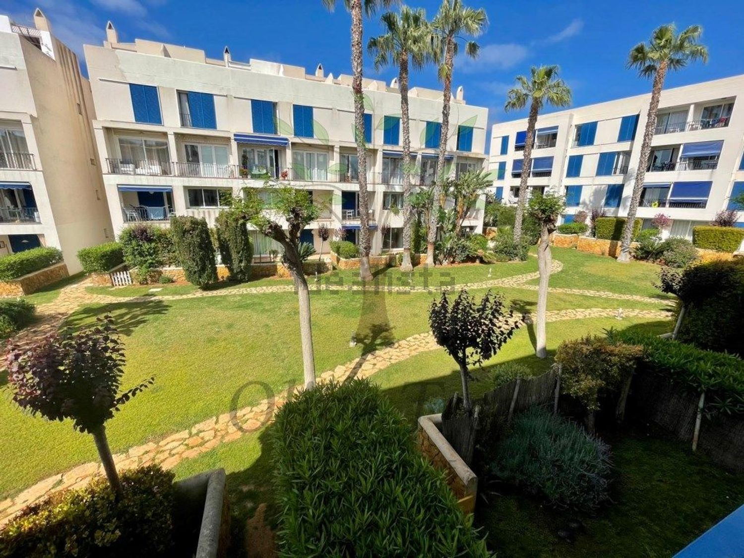 Duplex em primeira linha de praia em Santa Eulalia del Río — Jardim