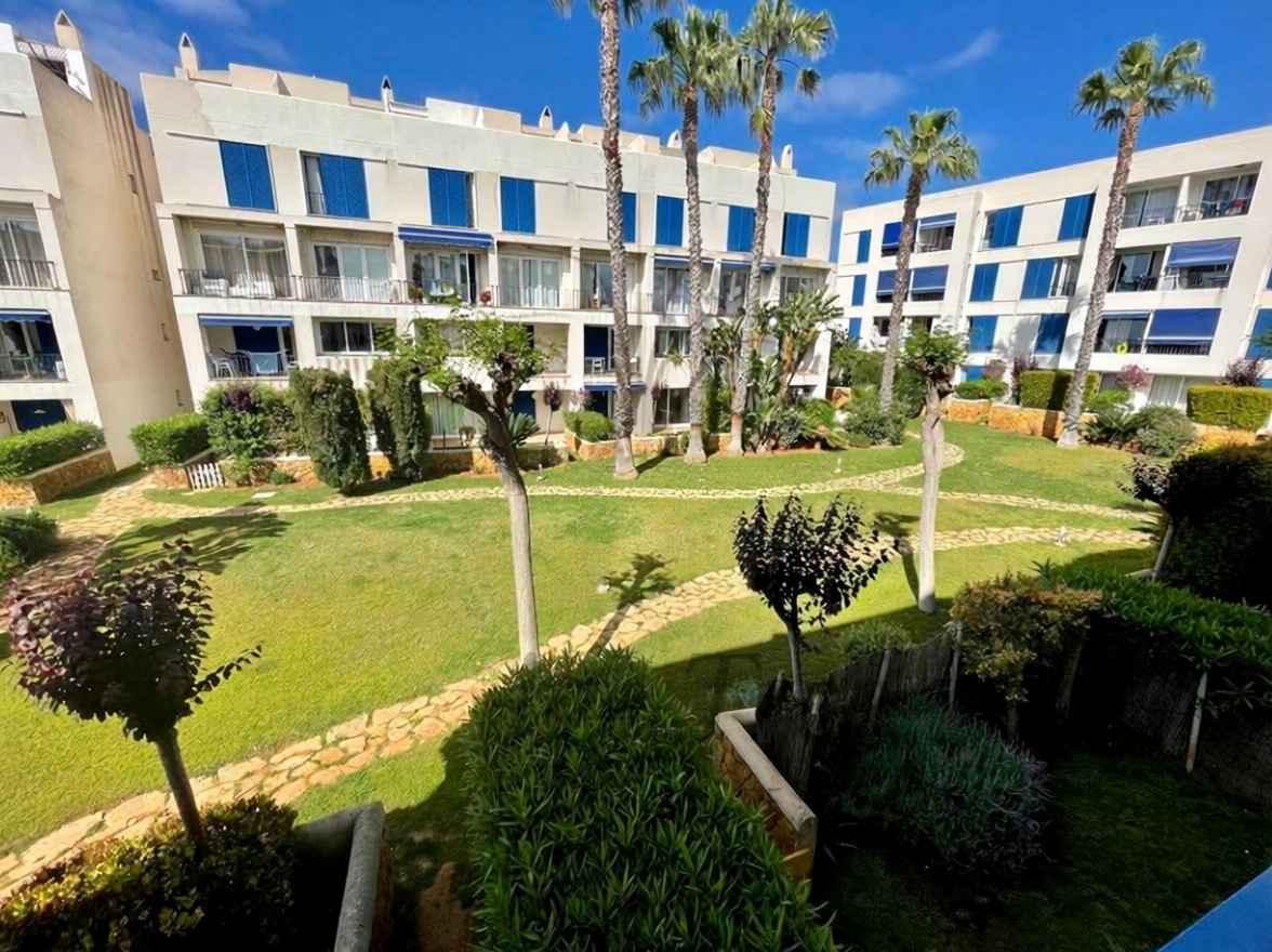 Duplex em primeira linha de praia em Santa Eulalia del Río — Jardim