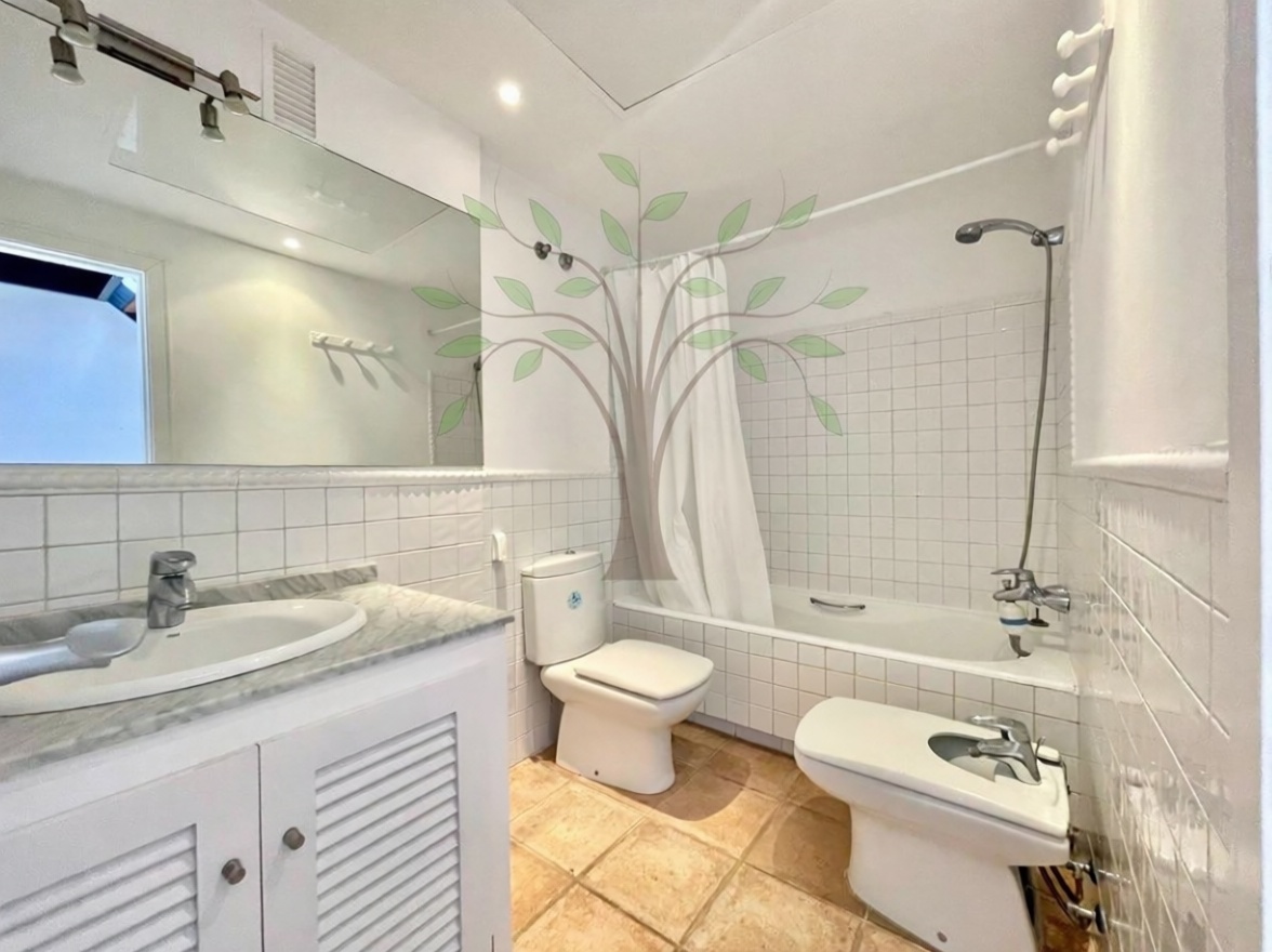 Duplex em primeira linha de praia em Santa Eulalia del Río — Casa banho