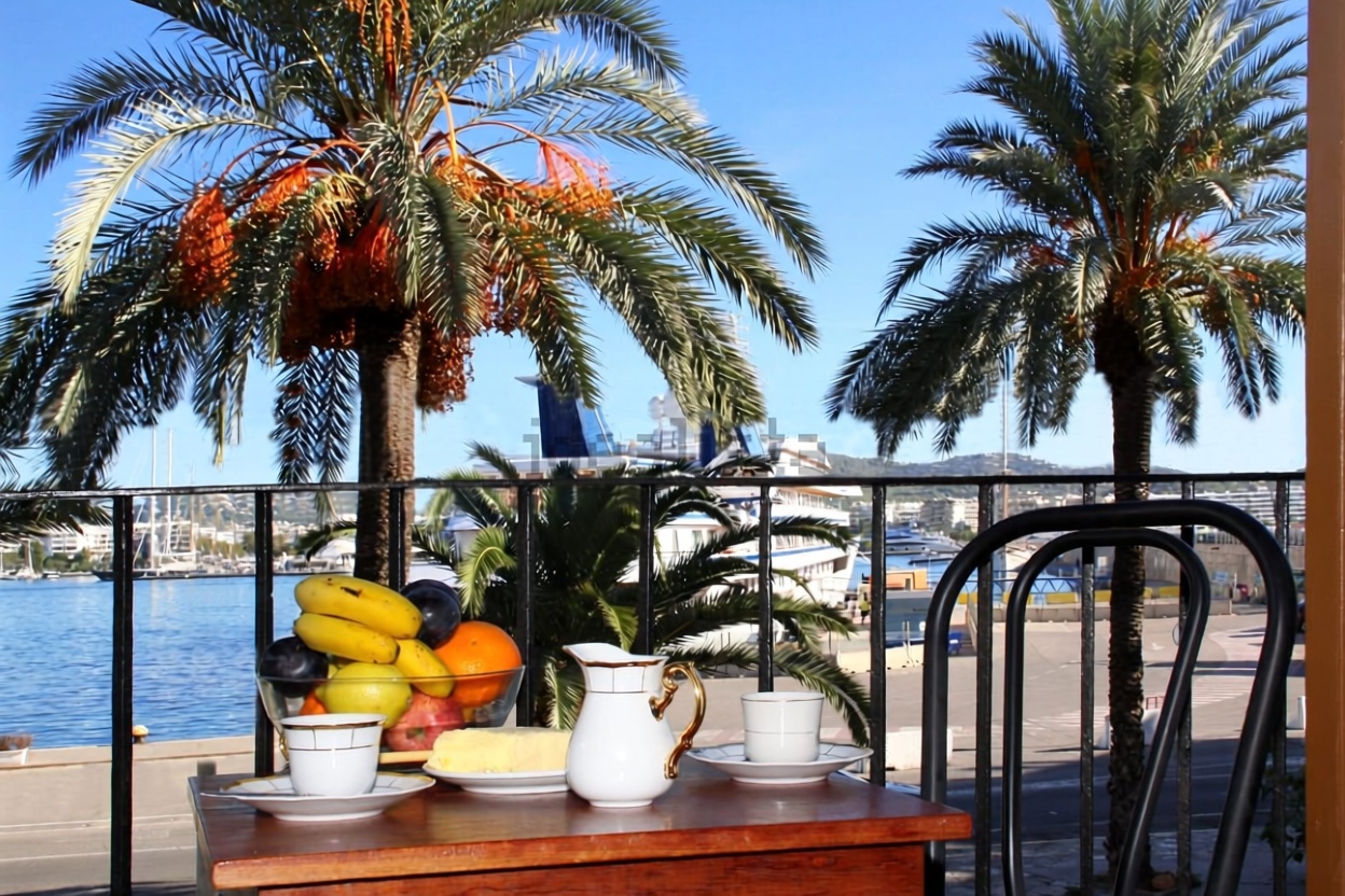 Chalet with direct beach access in Eivissa — Sea terrace