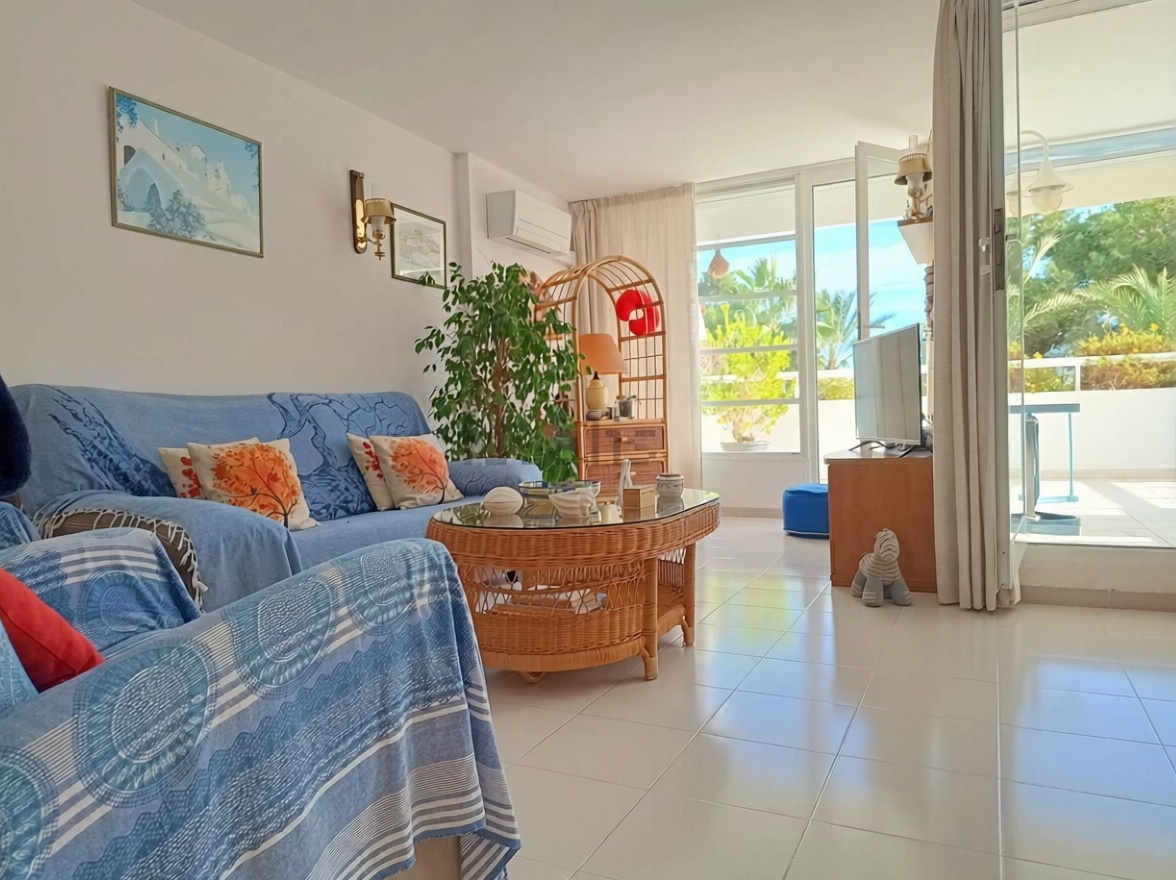 Appartement en première ligne de plage à Santa Eulalia del Río — Séjour