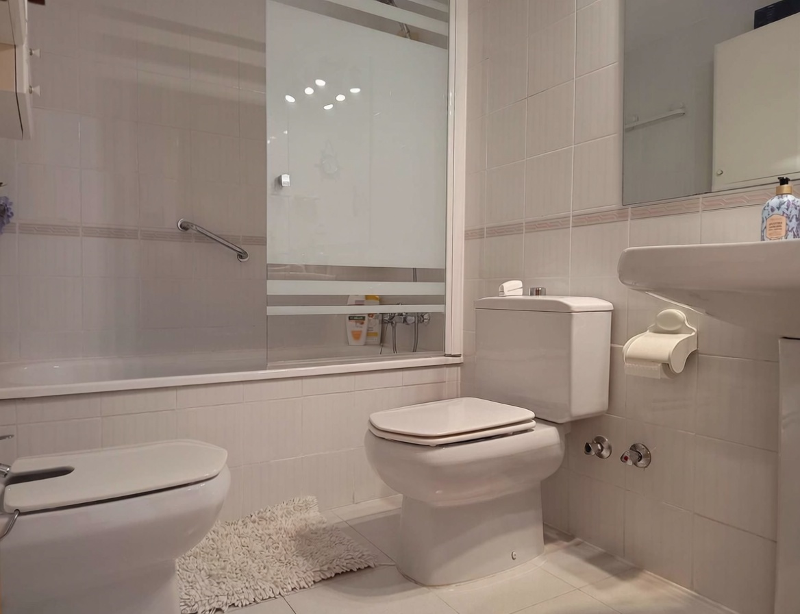 Appartement en première ligne de plage à Santa Eulalia del Río — Sanitaires