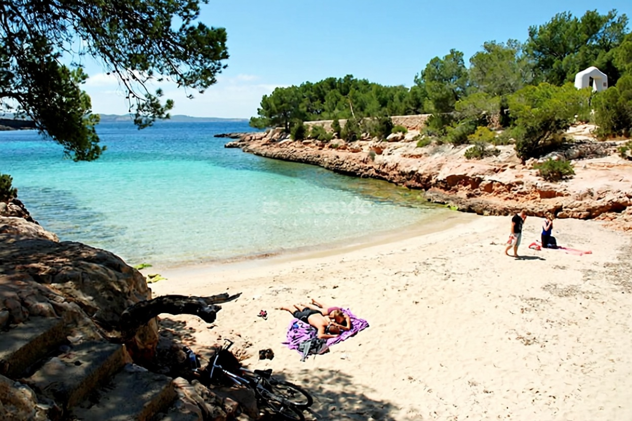 Beachfront flat in Sant Antoni de Portmany — Sea view