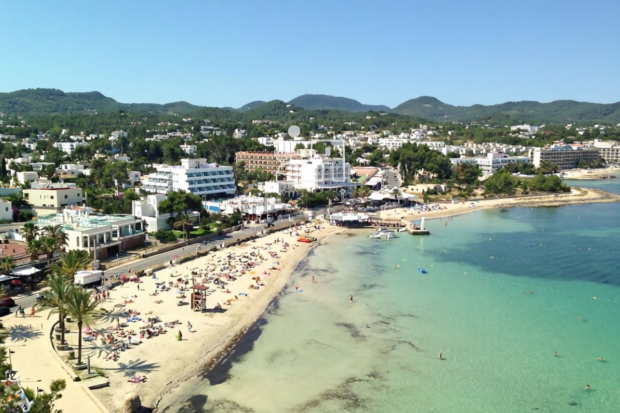 Beachfront flat in Sant Antoni de Portmany — Sea view