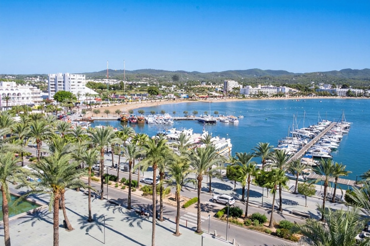 Beachfront flat in Sant Antoni de Portmany — Sea view