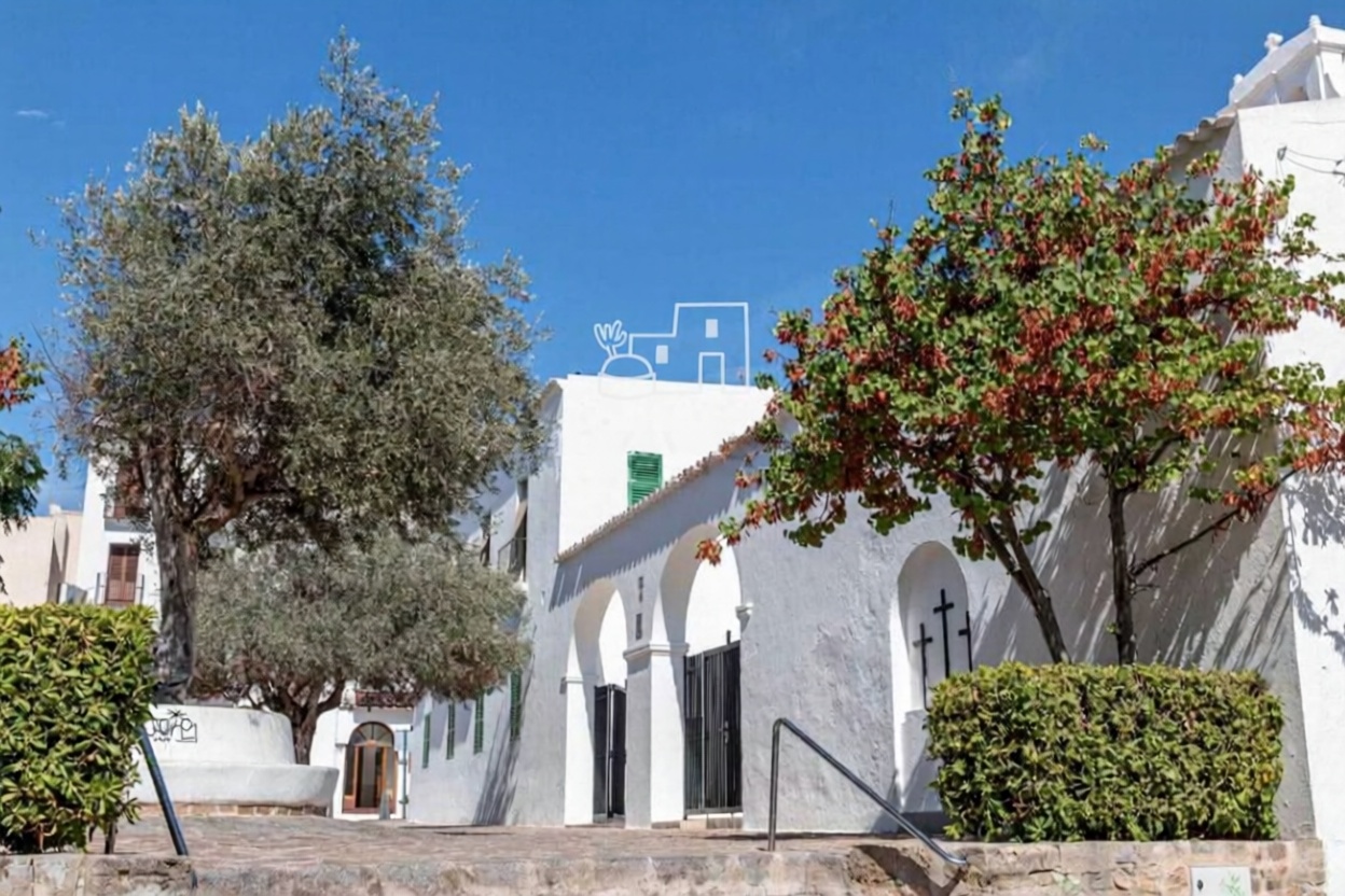 Beachfront flat in Sant Antoni de Portmany — Facade
