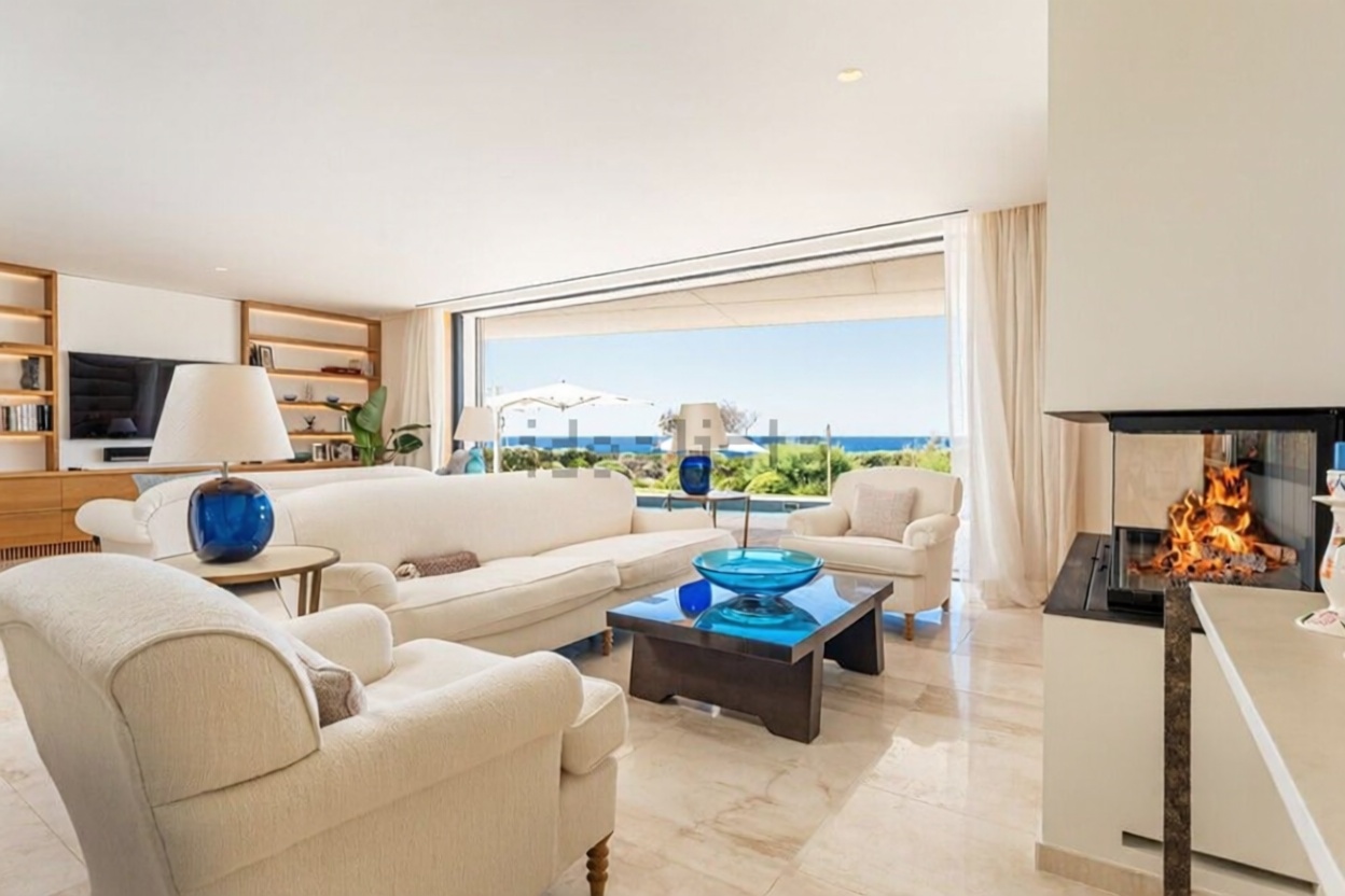 Chalet with direct beach access in Maó/Mahón — Living room