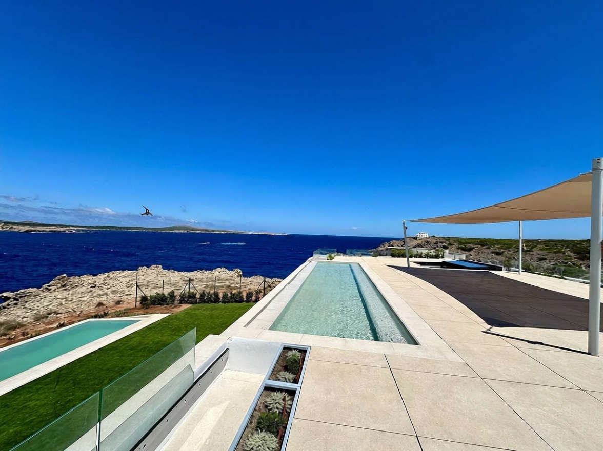 Chalet with direct beach access in Es Mercadal — Sea terrace