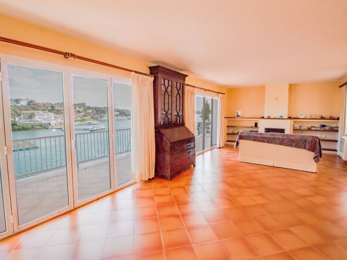 Chalet mit direkter Strandzugang in Maó/Mahón — Wohnzimmer