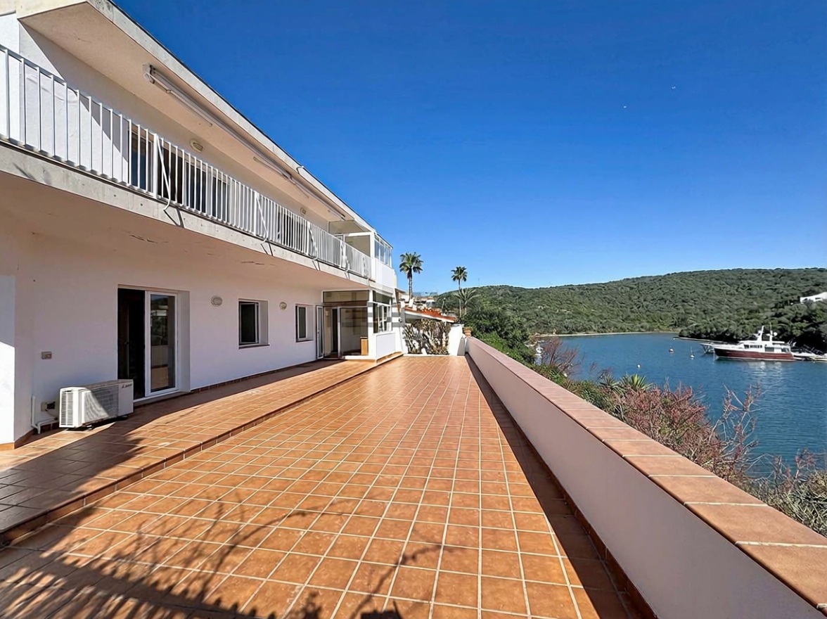 Chalet mit direkter Strandzugang in Maó/Mahón — Meerterrasse