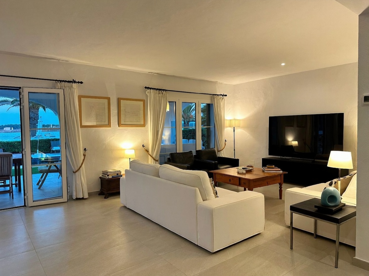 Chalet with direct beach access in Es Mercadal — Living room