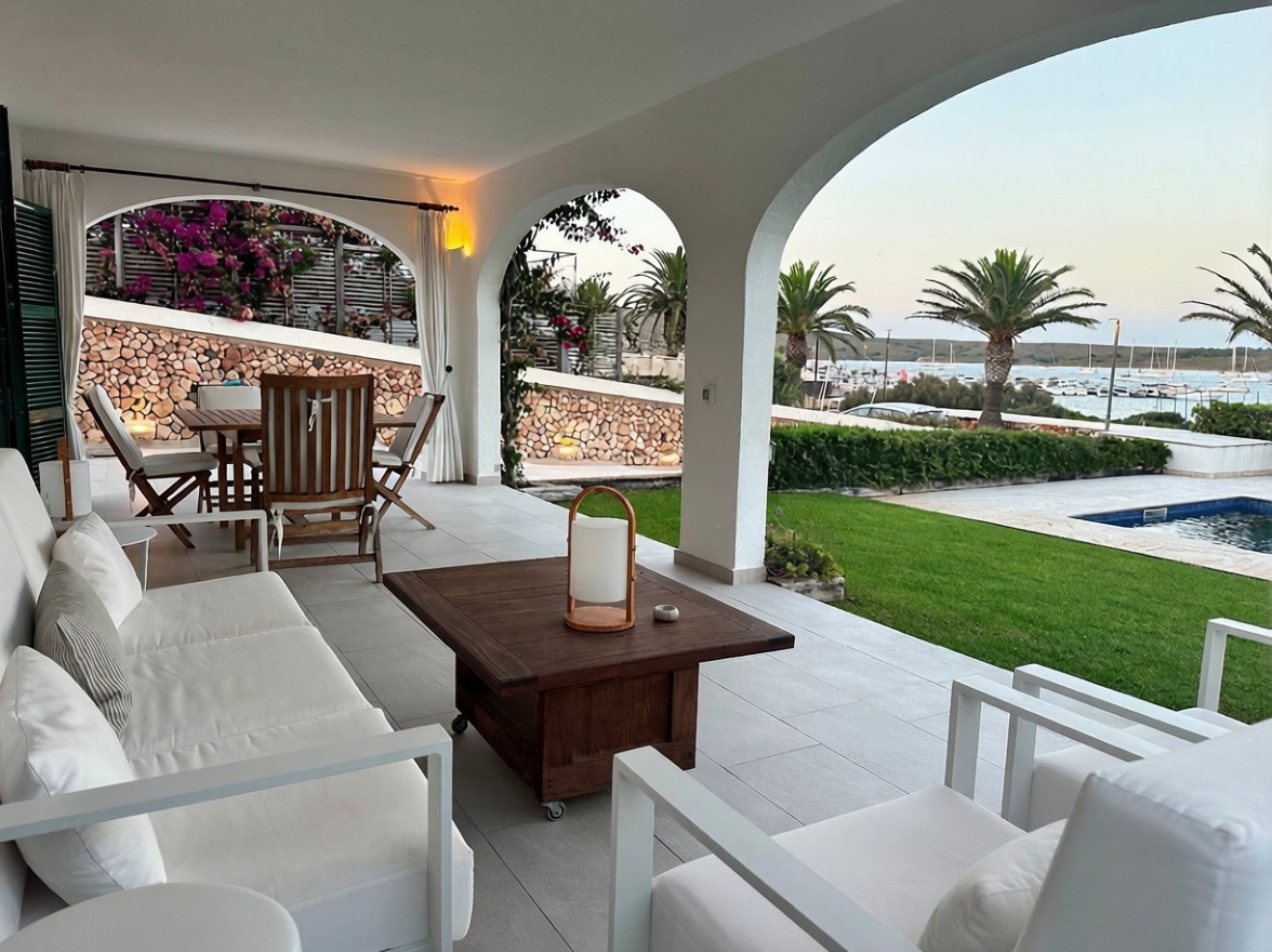 Chalet with direct beach access in Es Mercadal — Sea terrace