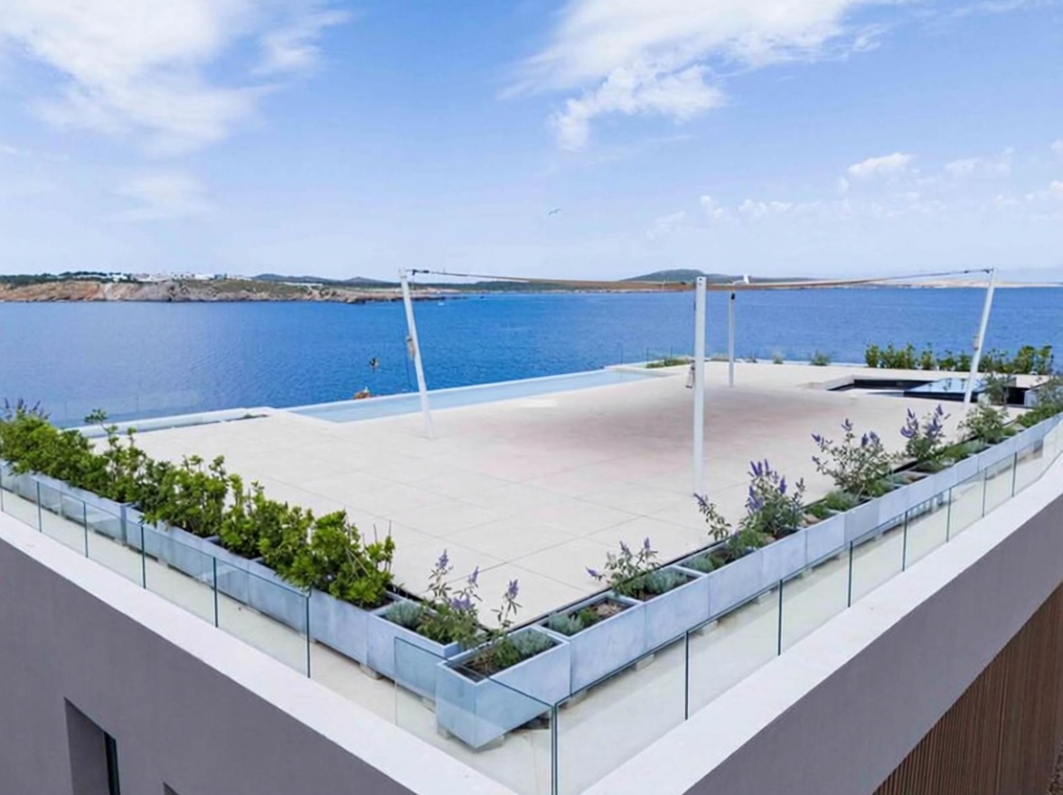 Chalet with direct beach access in Es Mercadal — Sea terrace