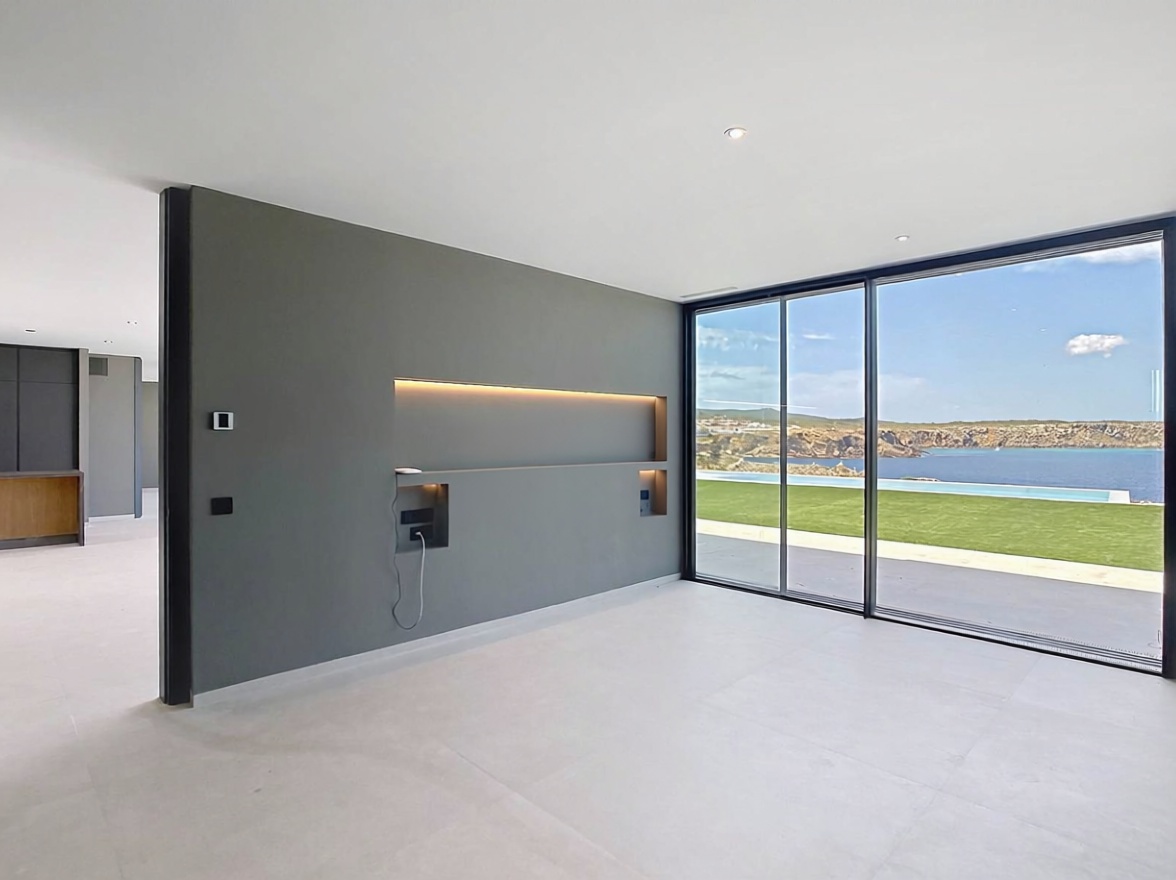 Chalet with direct beach access in Es Mercadal — Living room
