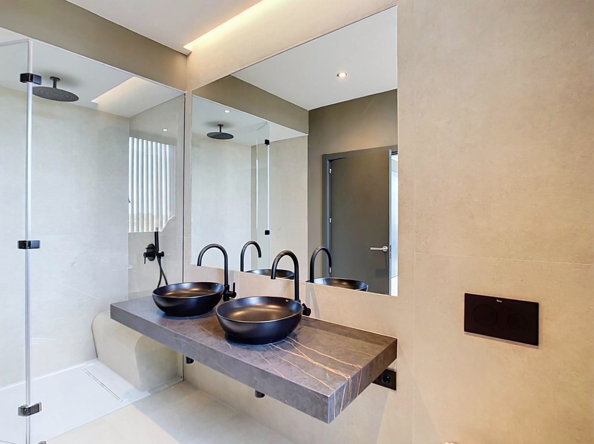 Chalet with direct beach access in Es Mercadal — Bathroom