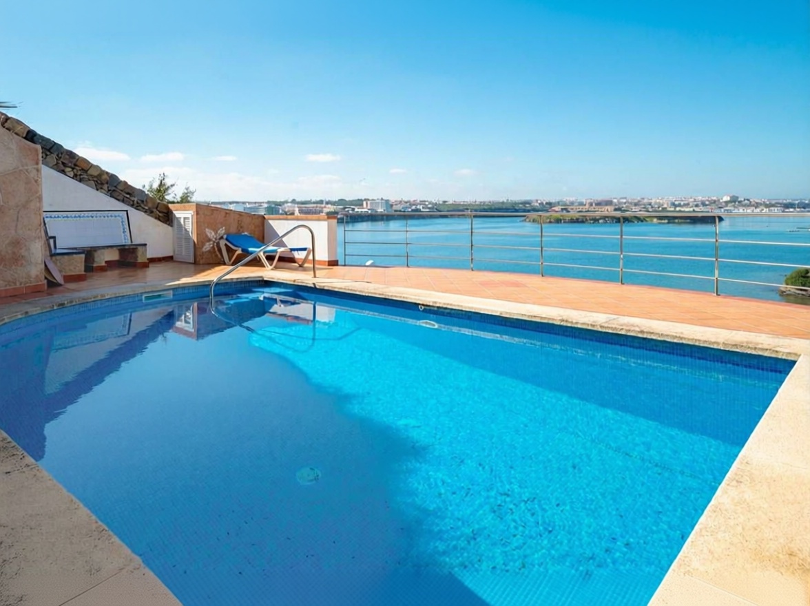 Chalet mit direkter Strandzugang in Maó/Mahón — Pool