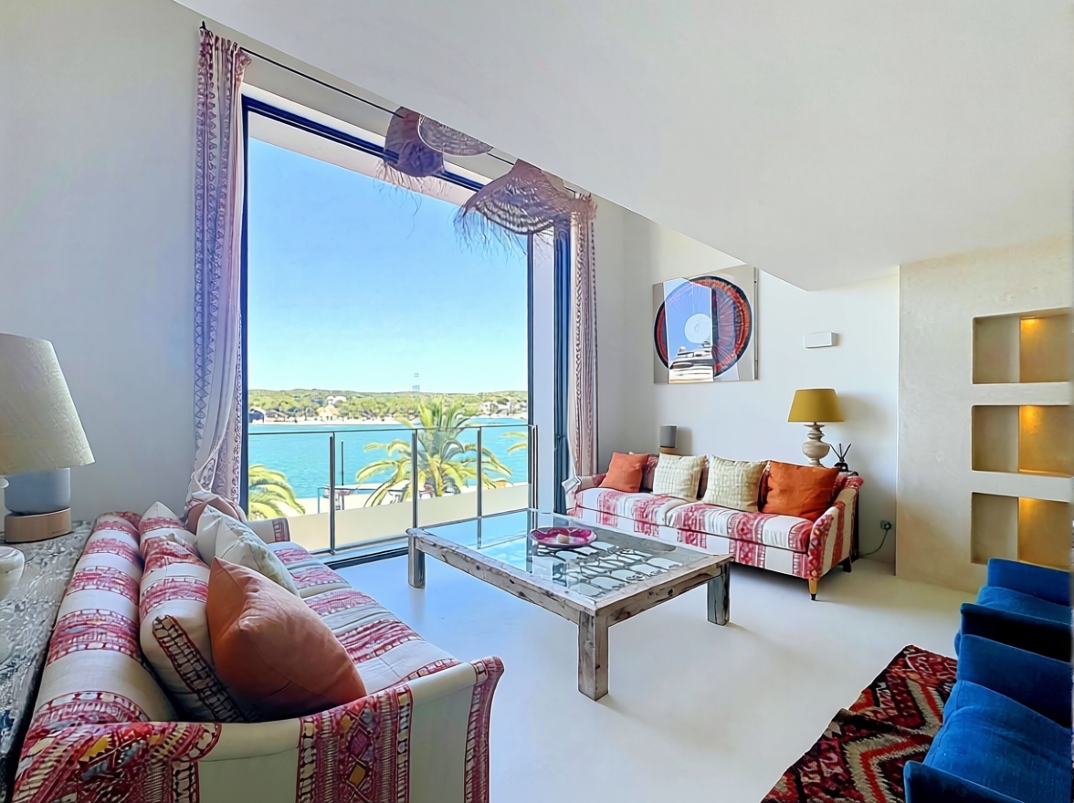 Chalet mit direkter Strandzugang in Maó — Wohnzimmer