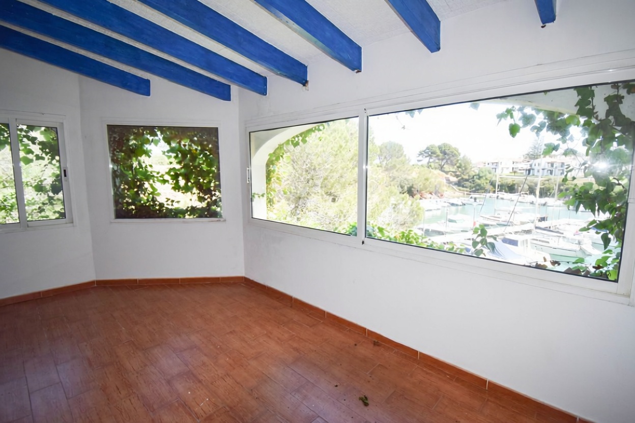 Chalet with direct beach access in Ciutadella — Living room