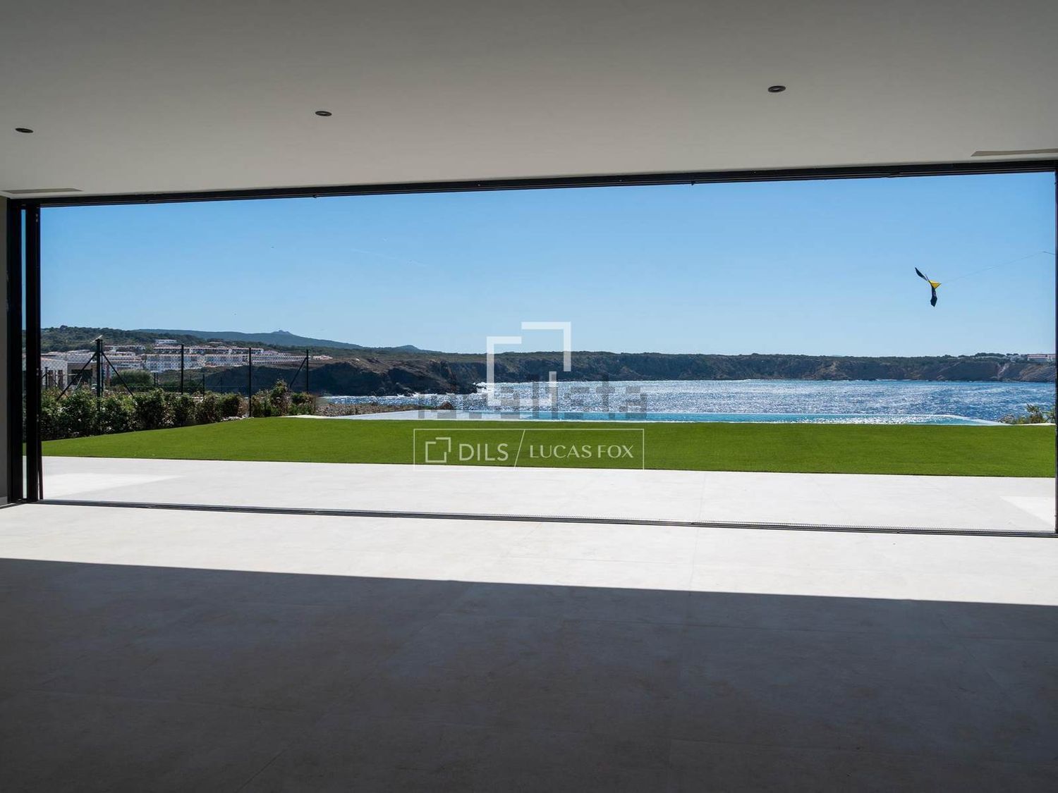 Chalet with direct beach access in Es Mercadal — Living room