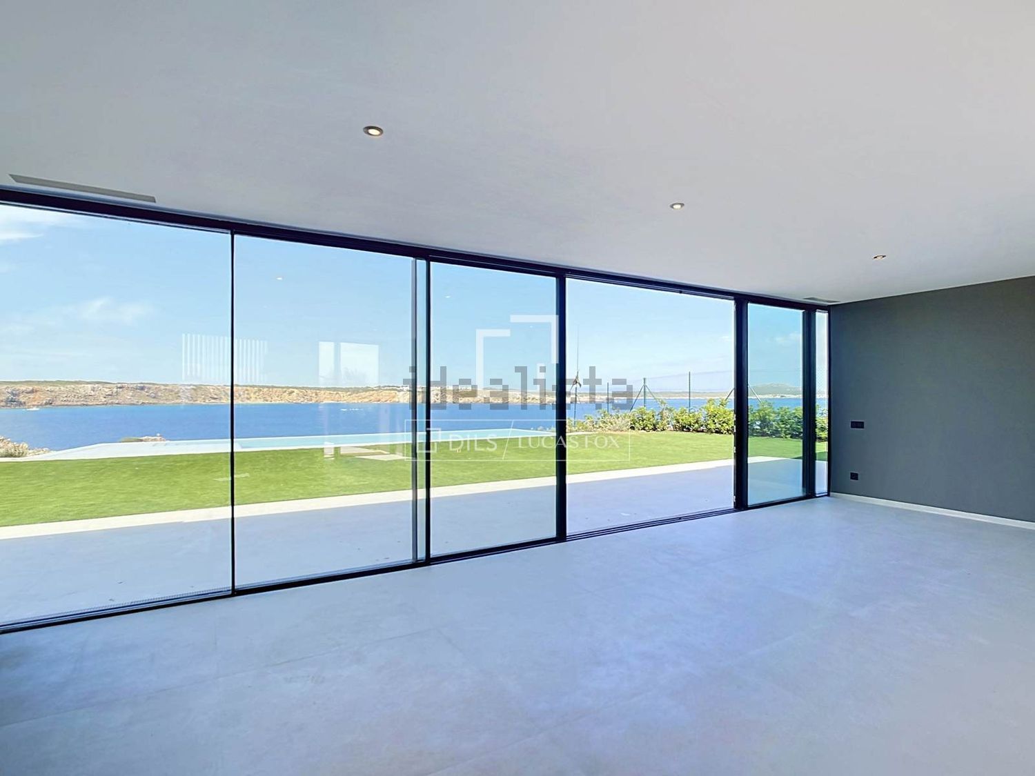 Chalet with direct beach access in Es Mercadal — Living room