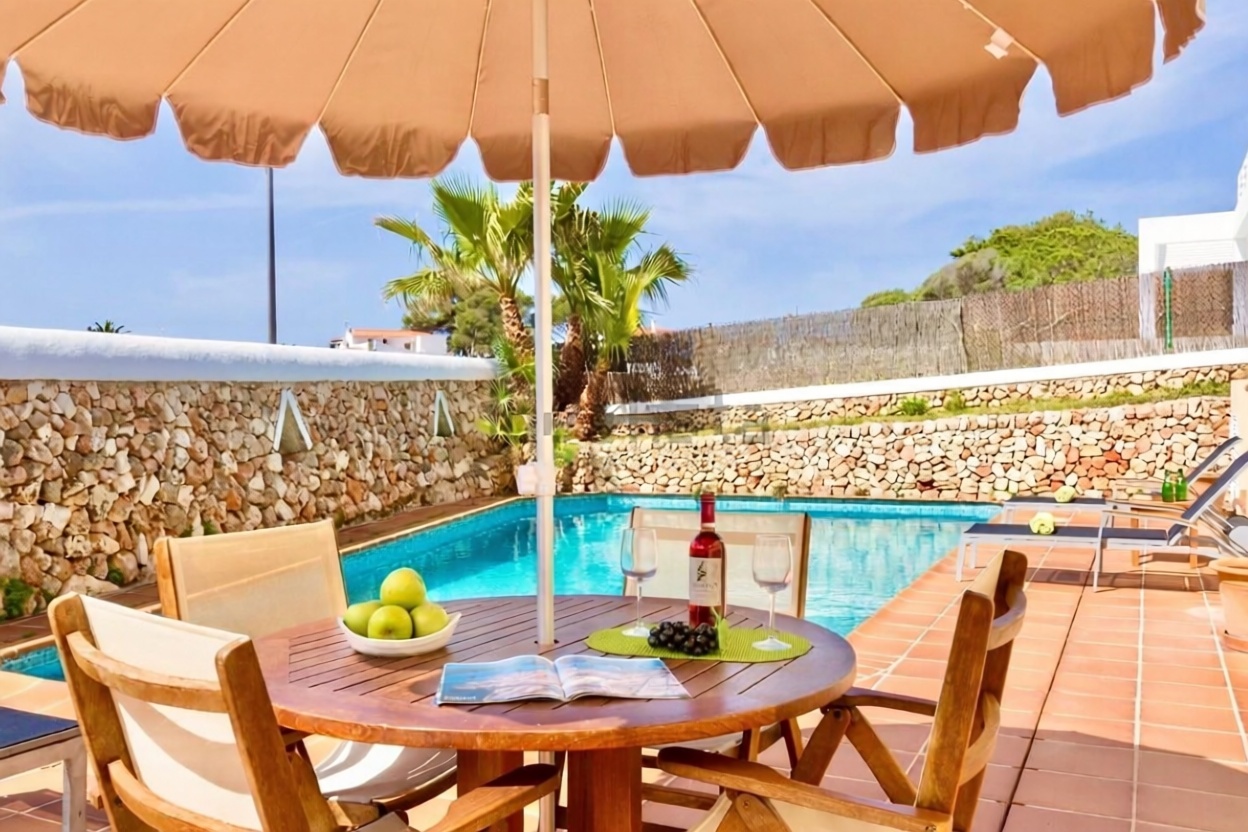 Chalet con acceso directo a playa en Ciutadella — Piscina