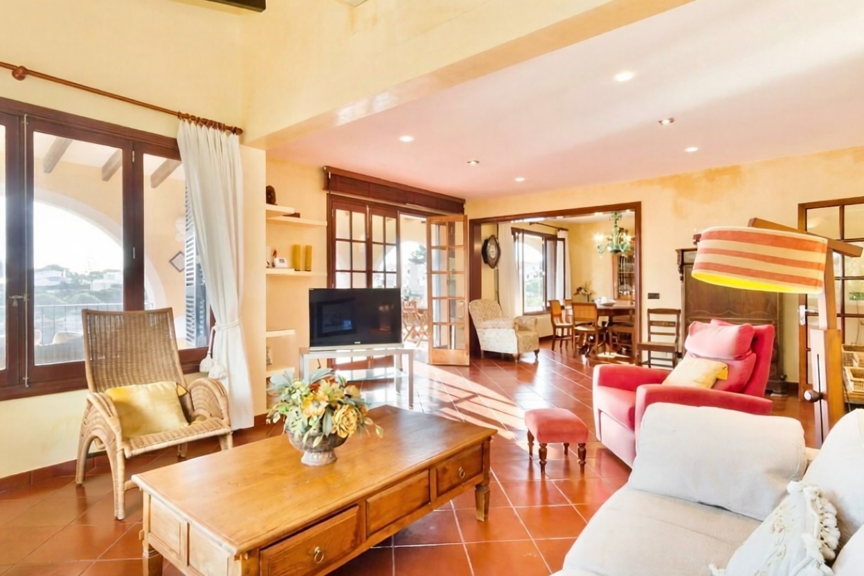 Chalet con acceso directo a playa en Ciutadella — Salón